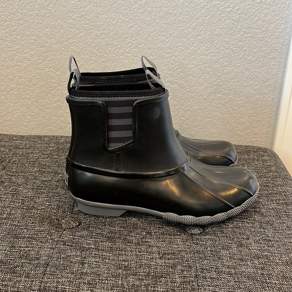 Sperry. 6. Like new slip on black boots